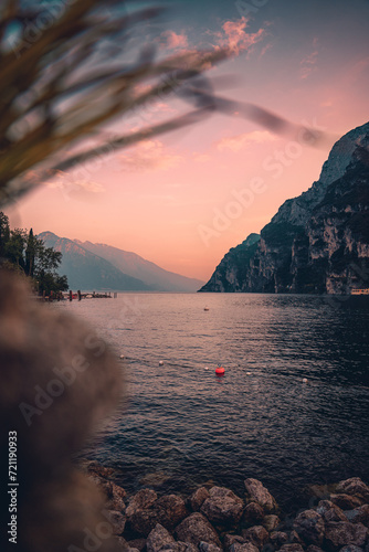 Jeziora Garda o zachodzie słońca