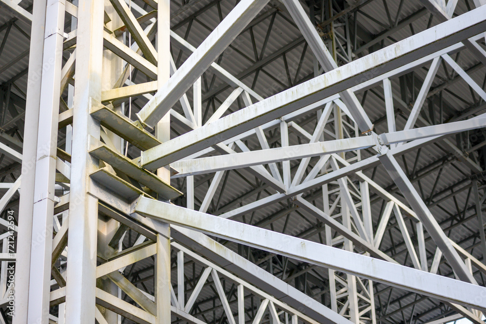 
Metal construction for the support of the roof and walls of the building