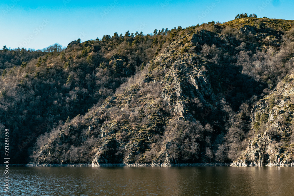 Récif montagneux au bord de l'eau (Saint Victor sur Loire)