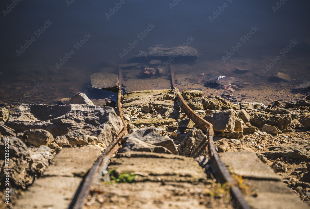 Ancienne rail de train qui s'immergent dans les gorges de la loire