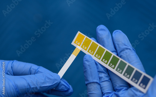 Chemik sprawdza poziom pH roztworu