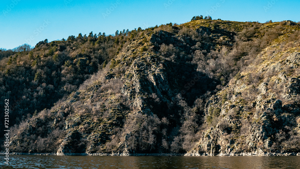 Récif montagneux au bord de l'eau (Saint Victor sur Loire)