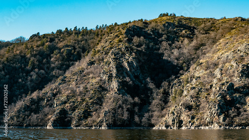 Récif montagneux au bord de l'eau (Saint Victor sur Loire) photo