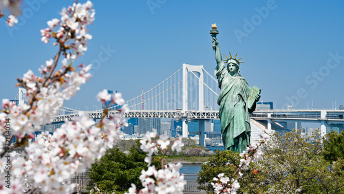 自由の女神像とレインボーブリッジ，満開の桜 photo