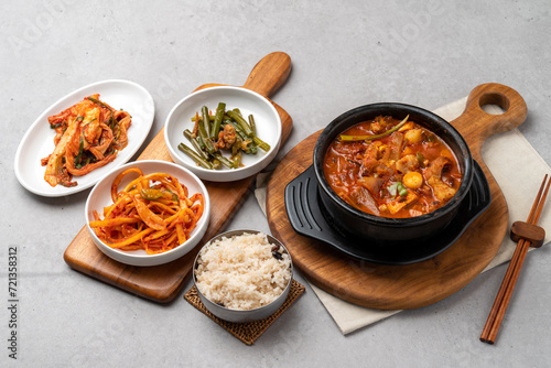 Stir-fried tripe, pork tripe, dakdoritang, dakdoritang, dakdoritang, stir-fried spicy pork, doenjang stew, kimchi stew, Korean food, traditional food, side dishes