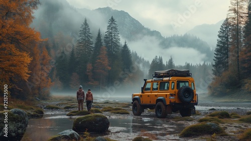 2 people beside their car, looking out over a magnificent forest landscape. 2 personnes à côté de leur voiture regardant un magnifique paysage de forêt. photo