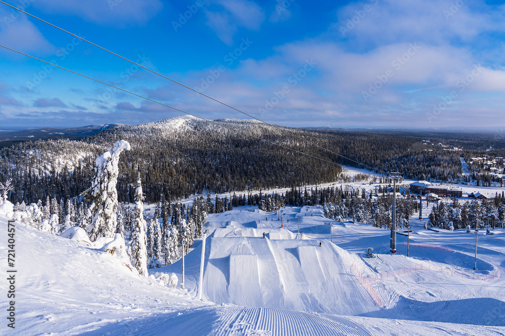 Landschaft mit Schnee und Bäumen im Winter in Ruka, Finnland