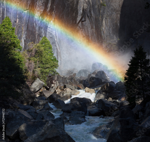 Lower Yosemite Falls, Yosemite Creek, Regenbogen, Yosemite National Park, Kalifornien, USA photo