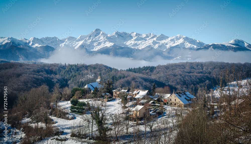 Village de montagne dans les Pyrénées ariégeoises avec le Mont Valier  en arrière plan
