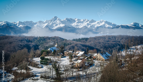 Village de montagne dans les Pyrénées ariégeoises avec le Mont Valier  en arrière plan  © Marc Andreu