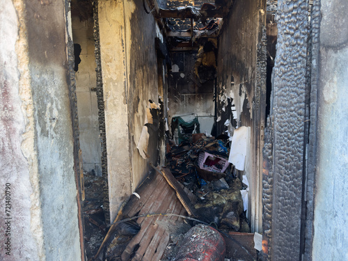 Couloir d'une maison détruite par le feu