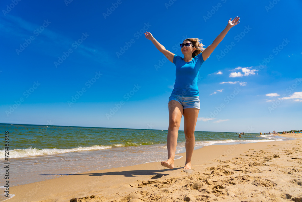 Beautiful mid adult woman walking on sunny beach
Beautiful mid adult woman walking on sunny beach