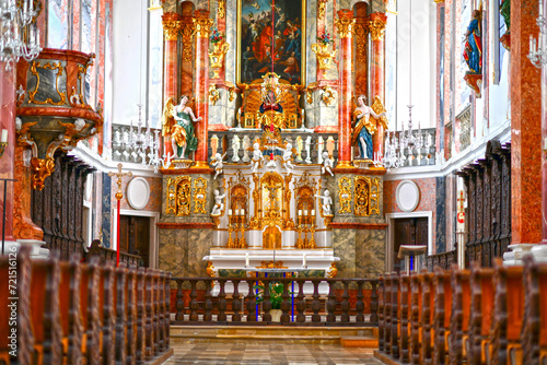 Hochaltar der Frauenkirche (Zu Unserer Lieben Frau) in Günzburg, Schwaben (Bayern) 