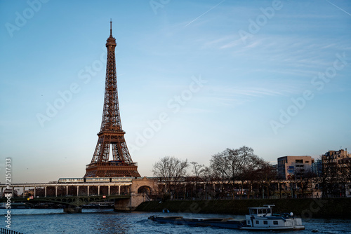 Paris, Tour Eiffel, Seine, Peniche, Pont Bir Hakeim, Metro