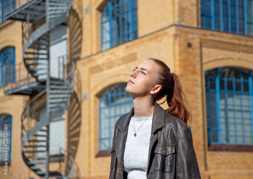 Canvas Print junge Frau mit Lederjacke geniesst die Abendsonne