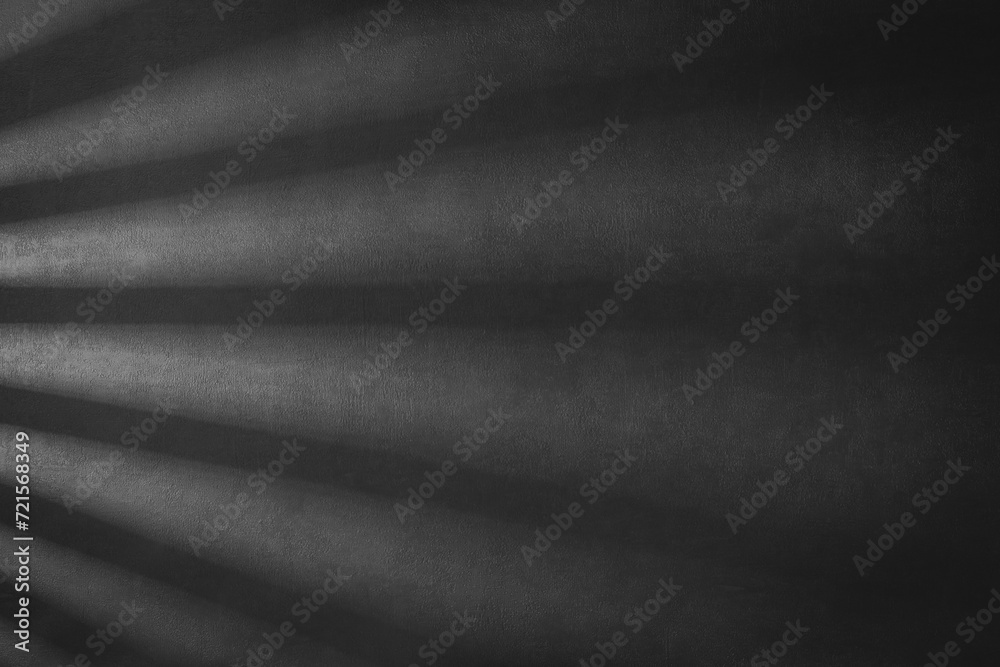 Mur de couleur noir avec effet de lumière du jour pour création de fond et arrière plan. Ombre avec lumière à travers un store de fenêtre.