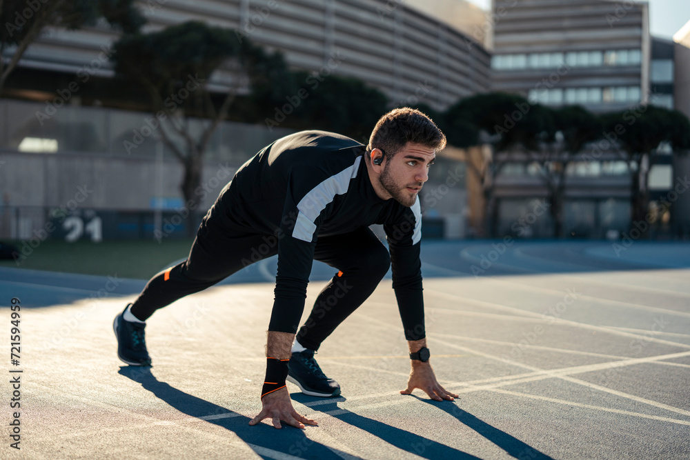 Chico joven estirando y realizando deporte al aire libre un día soleado