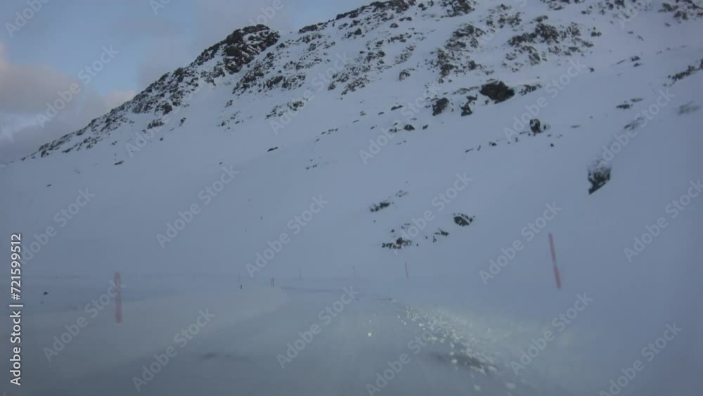Fahrt auf der Bundesstrasse E69 zwischen Honningsvag Strand und Honningsvag, Norwegen Fahrt auf der Bundesstrasse E69 zwischen Honningsvag Strand und Honningsvag, Norwegen