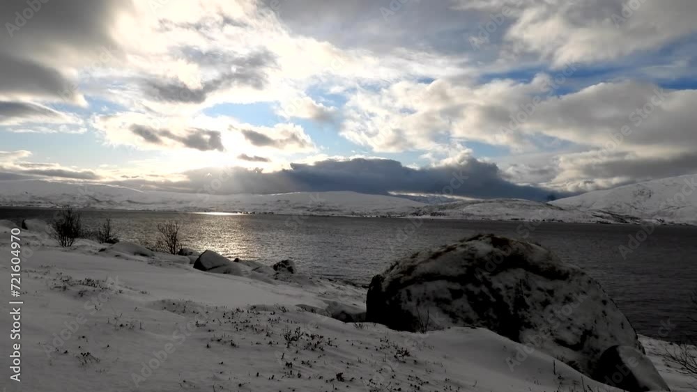 Küste auf der Insel Ringvassoya im Winter, Norwegen
Küste auf der Insel Ringvassoya im Winter, Norwegen