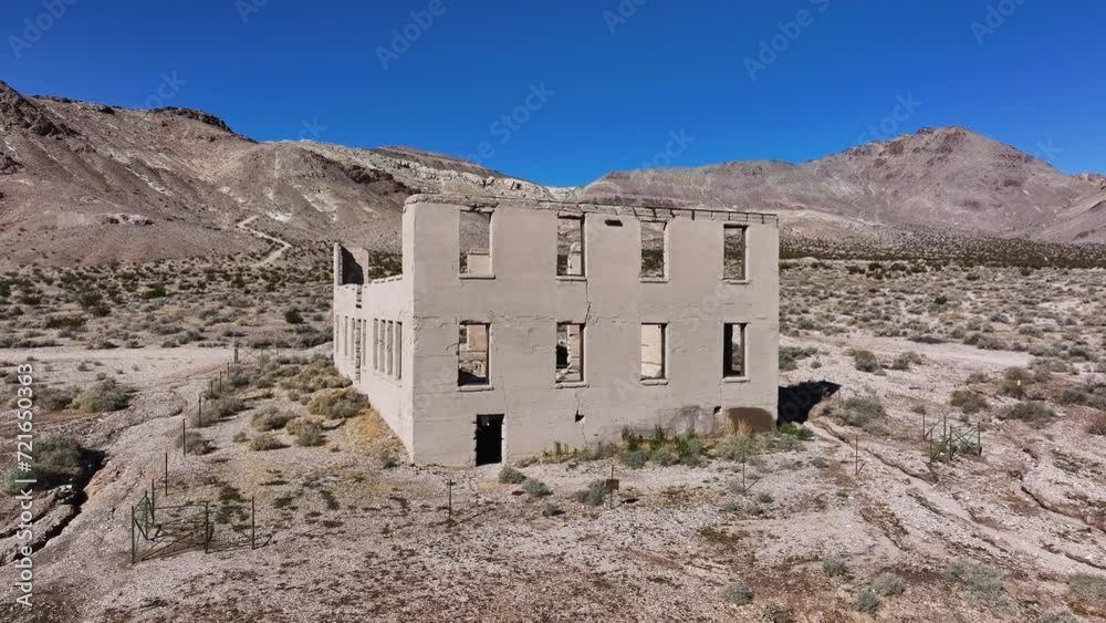 Vidéo Stock Aerial historic school building Rhyolite Ghost Town Nevada ...