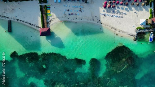 Vista aerea de la playa en un hotel con camastros en el mar turquesa del caribe Mexicano en cancún photo