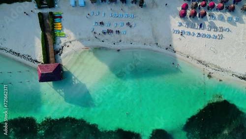 Vista aerea de la playa en un hotel con camastros en el mar turquesa del caribe Mexicano en cancún photo