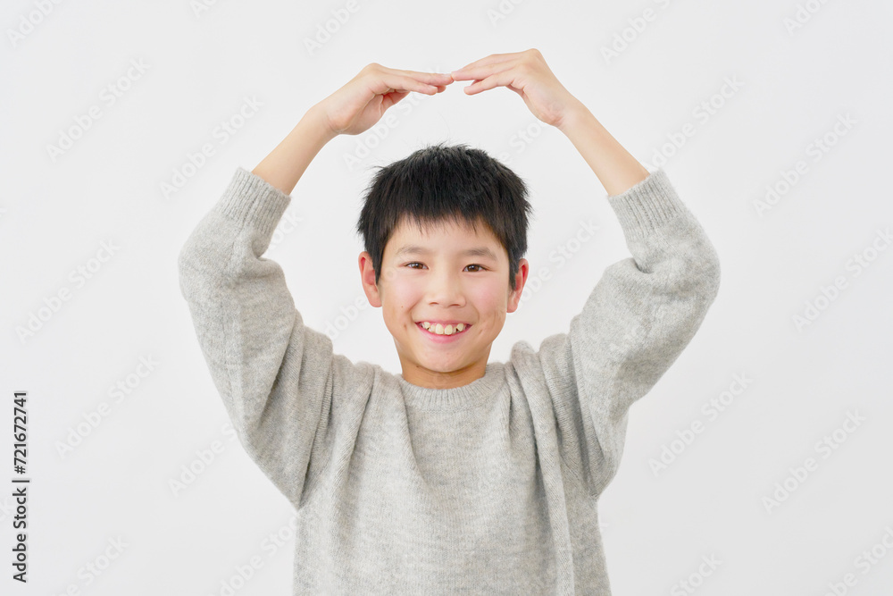 腕で丸印のジェスチャーをする男の子 白背景 腕で丸印のジェスチャーをする男の子 白背景