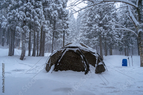 冬山でドームテントでキャンプ