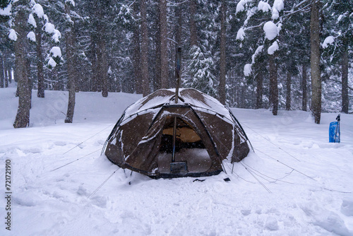 雪の中のテントと薪ストーブ
