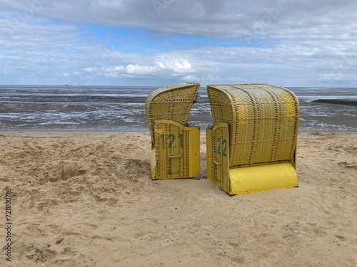 Zwei sich zugewandte Strandkörbe am Strand der Nordsee in Cuxhaven am Meer