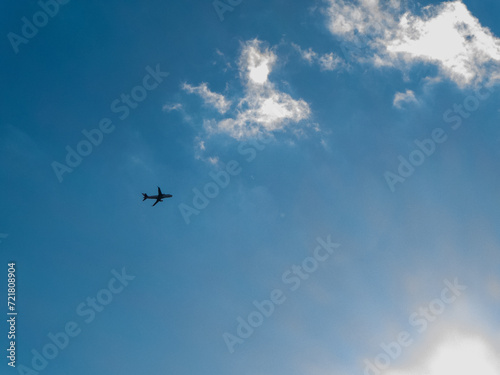 青空を背景に飛行する飛行機