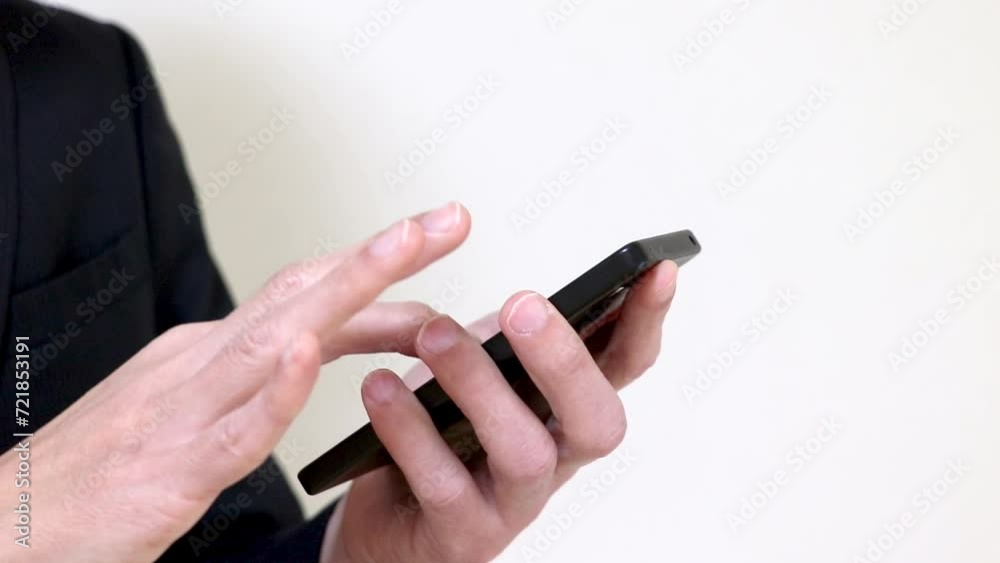 スマートフォンを操作する男性 スマートフォンを操作する男性