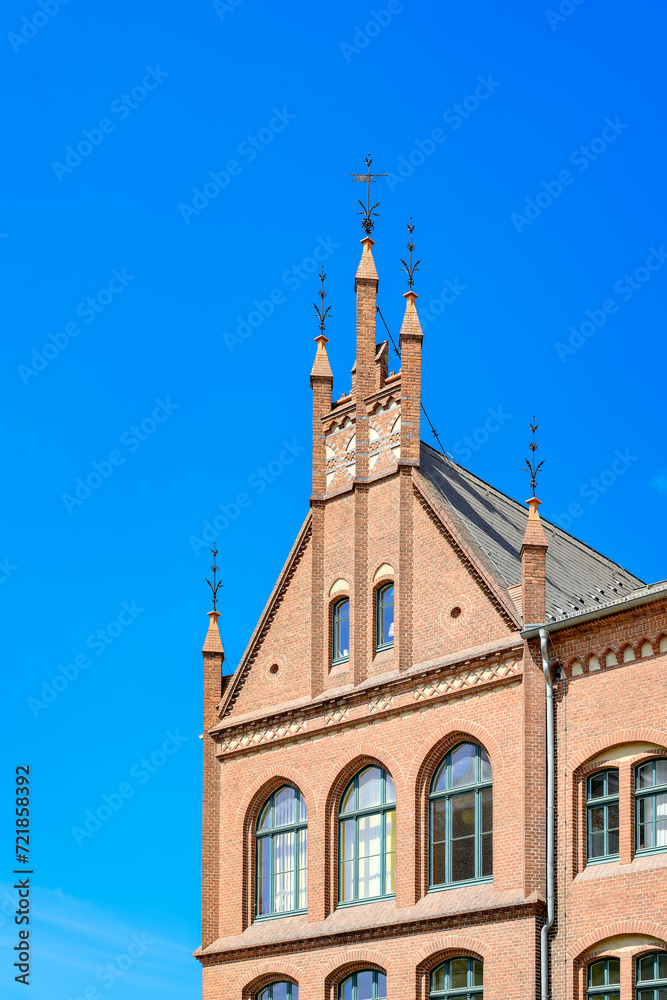 Verzierte Giebelwand an der denkmalgeschützten Käthe-Kollwitz-Grundschule in Nauen