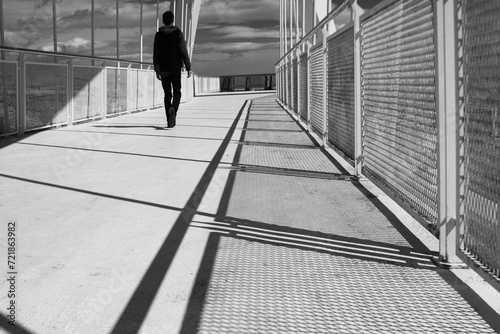 Fotografia photo of an overpass with black and white lines, shadows and poles