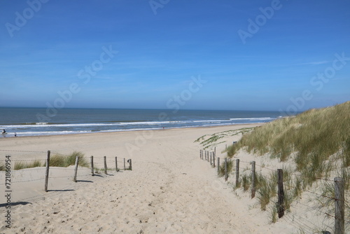 Weg zum weitl  ufigen Sandstrand mit D  hnen an der Nordsee in Holland Noordwijk