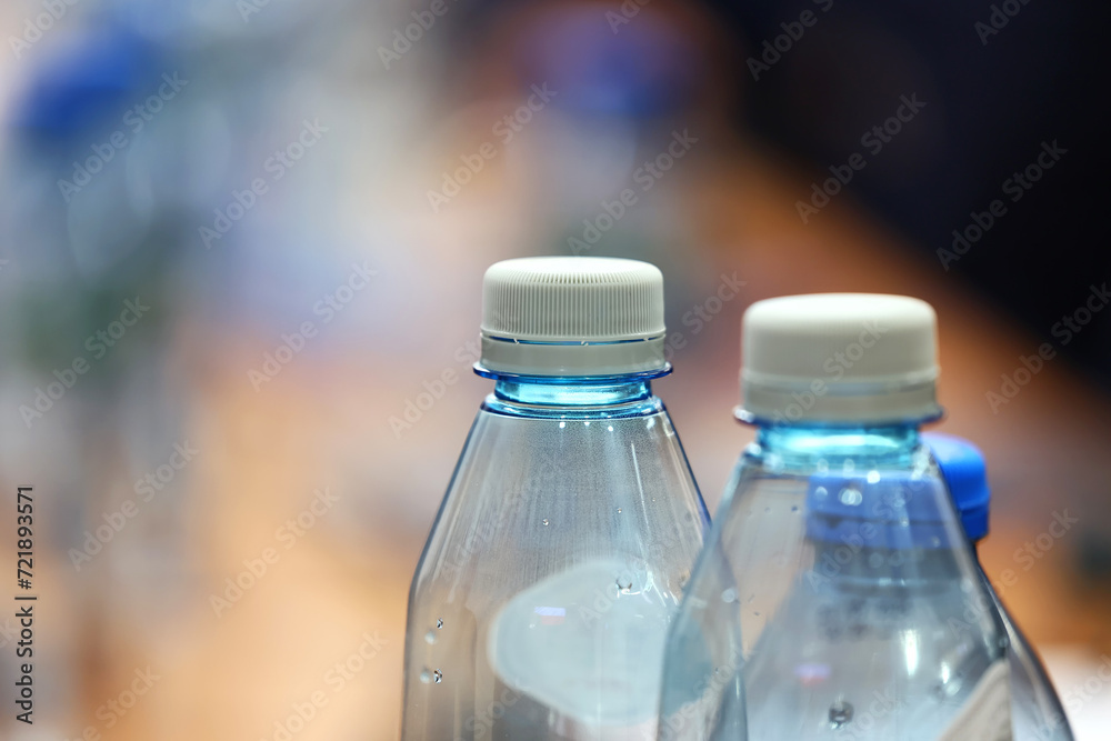Plastikowa butelka z zakrętką na wodę mineralną. - obrazy, fototapety, plakaty 