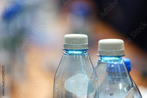Plastikowa butelka z zakrętką na wodę mineralną.