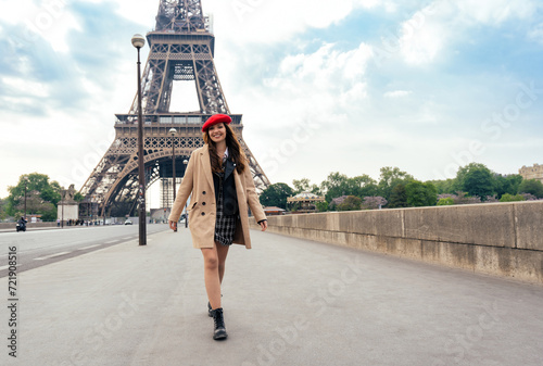 Beautiful young woman visiting paris and the eiffel tower