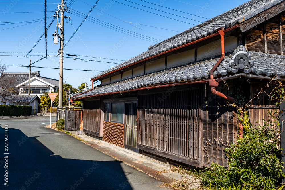 日本の伝統的な格子窓がある古い民家 日本の伝統的な格子窓がある古い民家
