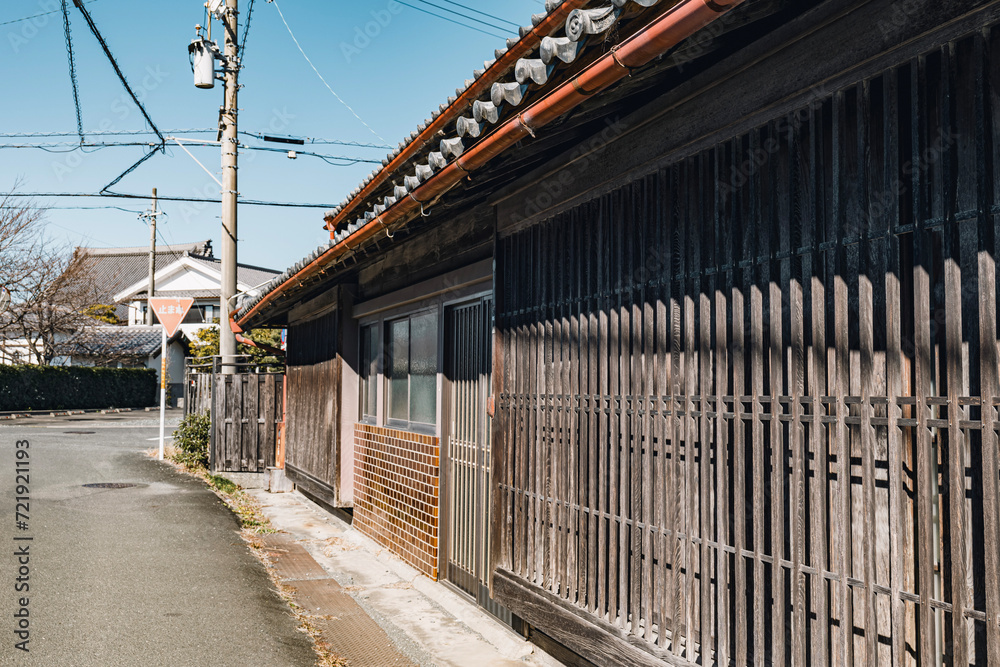 日本の伝統的な格子窓がある古い民家