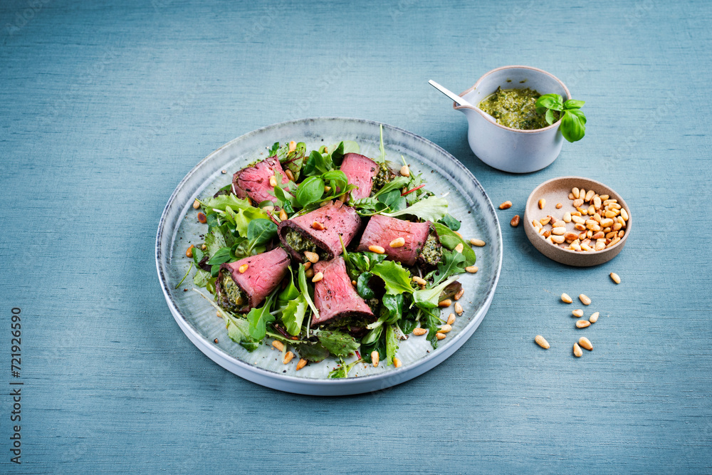 Traditioneller gemischter Salat mit Spinat gefüllten Roastbeef Röllchen ...