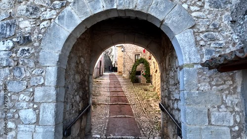 Il borgo medievale di Fumone, Frosinone, Lazio, Italia.
Vista della porta, ingresso principale all'antico borgo. photo