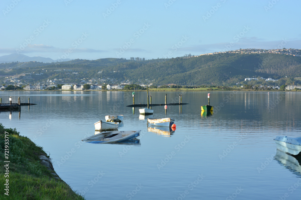 Obraz premium Rowing bouts on water with reflection