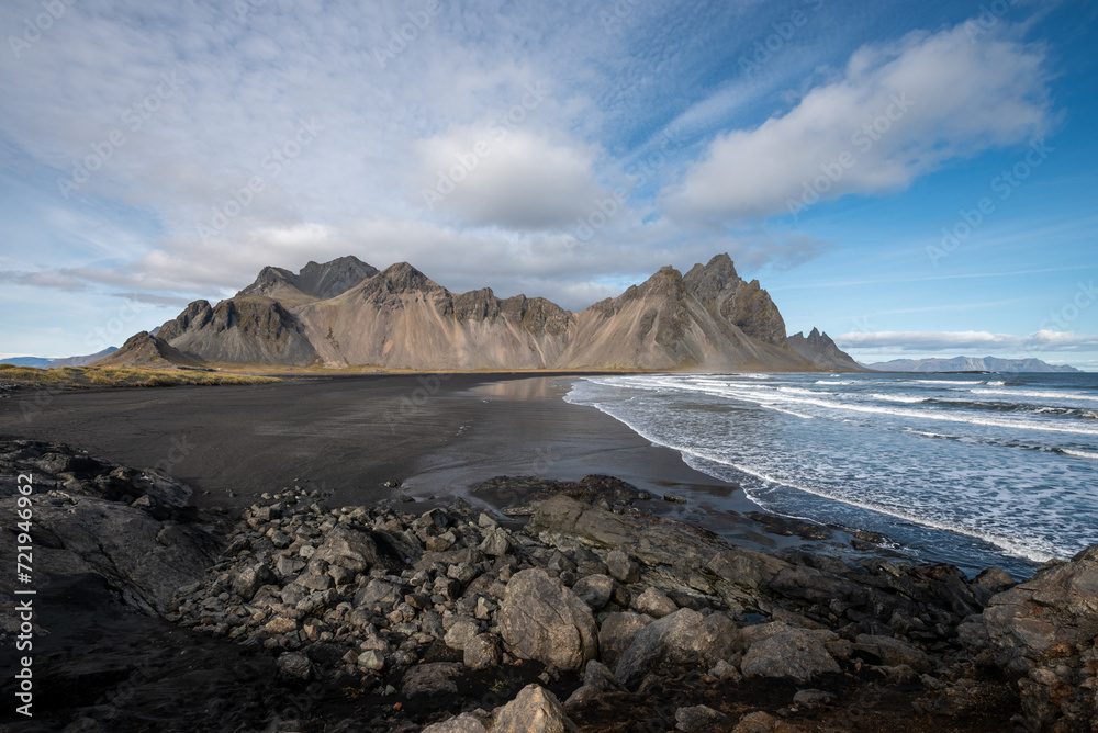 Strand und Meer von Stokksnes und Vestrahorn auf Island