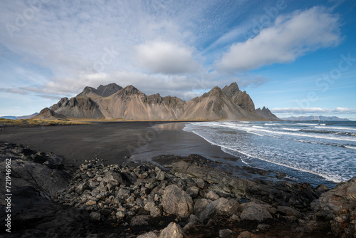 Strand und Meer von Stokksnes und Vestrahorn auf Island