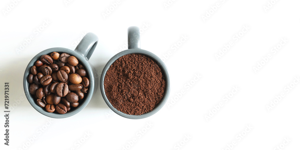 Naklejka premium Due tazze di caffè grigie con chicchi di caffè e caffè macinato isolati su sfondo bianco. Vista dall'alto. Copia spazio.