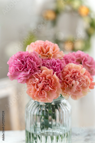 Wallpaper Mural 花瓶に飾られた母の日のカーネーション Torontodigital.ca