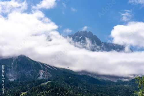 Paysage de montagne proche de la forêt 