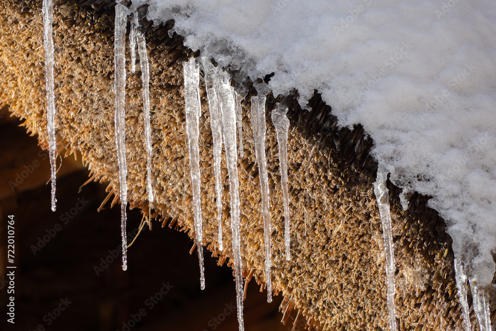 Φωτογραφία The icicles are melting from eaves of roof in end of winter