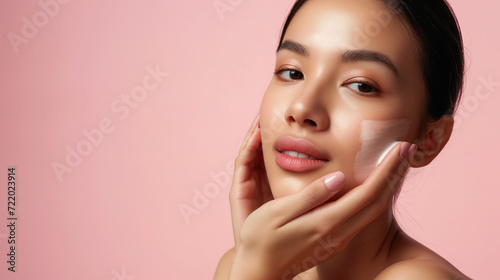Mulher com as mãos no rosto após um tratamento de estética  photo